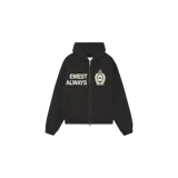 Campera con capucha tipo canguro de Eme Studios en color negro, con cierre frontal completo y bolsillos laterales. Cuenta con estampado tipográfico "EMEST ALWAYS" en el pecho izquierdo y un parche estilo escudo heráldico en el derecho.