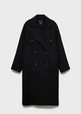 Abrigo largo de diseño oversize con doble botonadura, cuello con solapas de muesca y hombros caídos. Cuenta con dos bolsillos laterales y abertura posterior en el bajo.