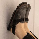 Zueco de cuero vacuno color negro, con suela de caucho, plantilla anatómica y tira con velcro en capellada y talón para mayor ajuste.