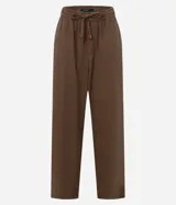 Pantalón marrón de cintura alta y corte recto cropped, confeccionado en sarga de viscosa. Cuenta con cintura elástica ajustable con lazo, bolsillos delanteros y diseño liso.