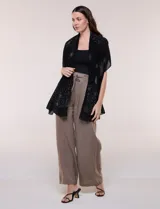 Pashmina rectangular de gasa semitransparente negra, con apliques de microstrass brillantes que forman motivos estelares. Tejido fluido de caída ligera.