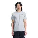 Remera deportiva gris de manga corta, con logo de New Balance estampado en el pecho. Confeccionada con tecnología NB DRY que absorbe la humedad.