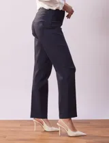 Pantalón azul marino de gabardina elastizada, corte recto, con bolsillos simulados en la parte delantera y bolsillos aplicados en la parte trasera.