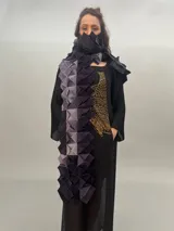 Bufanda larga multicolor de lana merino, tejida con cuadrados ensamblados.