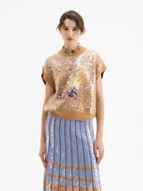 Chaleco de tejido de punto color marrón con diseño holgado, cuello redondo y sisas amplias. Presenta un estampado frontal de cerezas con llamas, completamente bordado con lentejuelas brillantes.