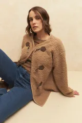 Abrigo marrón de gamulán con alamares de cuero sintético y metal.