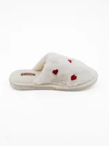 Pantuflas de peluche color blanco con estampado de corazones rojos, diseño abierto y suela plana.