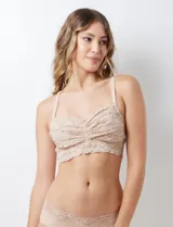 Bralette de encaje floral color rosa pálido, con breteles finos regulables, sin aro ni relleno, con forro interno de microtul elastizado y cierre trasero de tres posiciones.