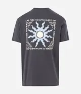 Remera de algodón con efecto desteñido, cuello redondo y manga corta. Presenta un estampado gráfico en la espalda con un sol estilizado y lettering decorativo.