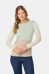 Buzo de tejido de punto con diseño de bloques de color en tonos verde menta, crema y beige. Presenta mangas largas y un panel inferior con textura de cableado.