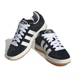 Championes adidas Campus 00s de estilo urbano, confeccionados en gamuza negra con las icónicas tres tiras laterales en blanco. Presentan cordones blancos, suela de goma color crema y un diseño inspirado en la estética de los años 2000.