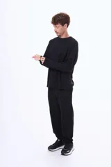 Buzo de felpa color rosado con cuello redondo, mangas largas y logo bordado en el pecho.