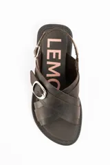 Sandalias de cuero marrón oscuro, con tiras cruzadas en el empeine, hebilla metálica grande decorativa y tira ajustable en el talón con hebilla plateada.