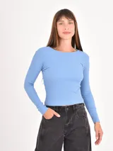 Remera de manga larga con diseño de rayas horizontales finas en blanco y negro, cuello redondo y corte ajustado.