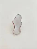 Anillo plateado con una pieza irregular de nácar.