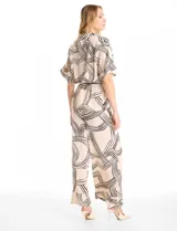 Conjunto de dos piezas compuesto por camisa de cuello solapa con escote en V y pantalón estilo palazzo de tiro alto. Ambas prendas presentan un estampado lineal abstracto en color negro sobre fondo beige. La camisa cuenta con mangas cortas ajustables mediante trabillas y un cordón trenzado negro para entallar la cintura. El pantalón posee cintura elastizada y bolsillos laterales.