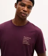 Remera de manga corta y cuello redondo, confeccionada en algodón. Presenta un diseño minimalista con un pequeño estampado de lettering en el pecho.