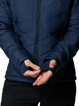 Campera acolchada de mujer color azul marino, con capucha forrada en polar, cierre frontal completo, bolsillos laterales con cierre y puños con orificio para el pulgar.