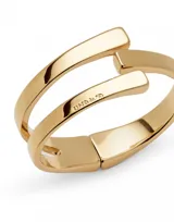 Pulsera rígida de aleación de metales bañada en oro de 18k, con diseño abierto de doble vuelta y logo de la marca grabado en uno de los extremos.