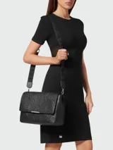 Bolso de hombro mediano color negro de cuero con estampado de logos y herrajes plateados.