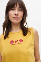 Musculosa mostaza con estampado de mariposa, yin yang y flor.