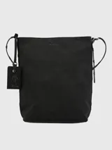 Cartera tipo tote de la marca Hush Puppies, color negro, con diseño minimalista y correa ajustable. Incluye un colgante decorativo con el logo del perro característico de la marca.