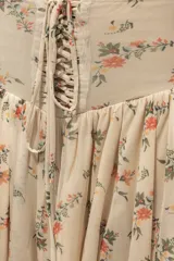 Minifalda con estampado floral, diseño de tiro alto con detalle de cordones frontales tipo corset y falda con volados.