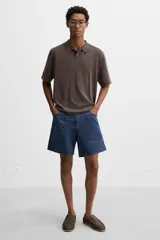 Mocasín casual de piel con acabado nobuck, color marrón claro. Presenta un corte liso con detalle de bordón y horma redonda. La suela es plana y a tono con el calzado.