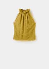Top amarillo de encaje sin mangas, con cuello gorguera alto y cierre de botones en el cuello. Cuenta con forro interior y diseño entallado.