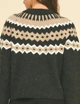 Buzo de punto marca Pinch con diseño nórdico geométrico en la parte superior. Presenta cuello redondo, mangas largas y un tono gris oscuro predominante con detalles en beige y blanco.