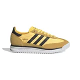 Championes urbanos Adidas modelo SL 72, con diseño retro inspirado en el running. Presentan un empeine de nailon amarillo con refuerzos de gamuza en tono mostaza y las icónicas tres tiras laterales en negro. Incluyen mediasuela de EVA blanca y suela de goma estriada para mayor tracción.