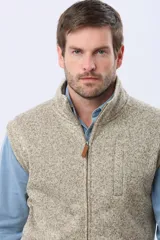 Chaleco de felpa en color azul, con cierre frontal completo, cuello alto y bolsillo vertical en el pecho.