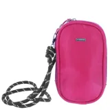 Necessaire tipo bandolera de color fucsia, con cierre perimetral y correa de cuerda negra con detalles blancos. Incluye placa metálica con logo en el frente.