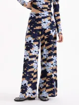 Pantalon de corte recto y tiro medio con diseño de estampado floral sobre un fondo de rayas horizontales en tonos azul marino y beige.