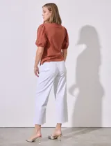 Blusa negra de modal con mangas cortas abullonadas de broderie.