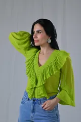 Camisa azul marino de mangas largas con volados plisados en el frente y escote en V.