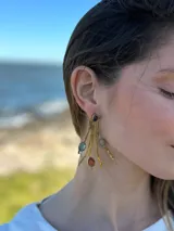 Aros colgantes de alpaca plateada con diseño de ramitas y piedras de colores: blanco, lila y verde.