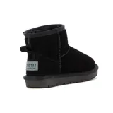 Pantubota de caña baja confeccionada en cuero gamuzado resistente al agua, con interior forrado y suela de goma dentada.