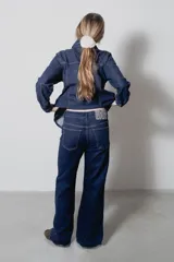 Pantalón de jean de corte recto y tiro medio, en color azul oscuro con costuras a contratono.