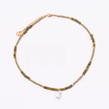 Collar tipo gargantilla con cadena de eslabones dorados y cuentas pequeñas en tonos verde oliva y beige. Posee un dije colgante de nácar o perla de forma cuadrada irregular.