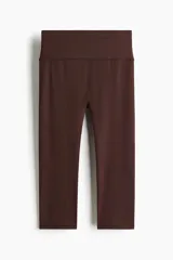 Leggings capri deportivas de color marrón, con diseño de tiro alto y cintura ancha confeccionadas en tejido funcional SculptMove.