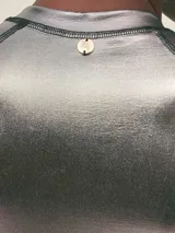 Enteriza plateada de manga larga confeccionada en neopreno, con cierre frontal y protección UV50.