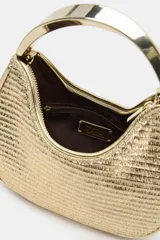 Bolso mini de formato redondeado con acabado metalizado dorado y textura acanalada. Presenta un asa de mano rígida metálica y cierre superior mediante cremallera.