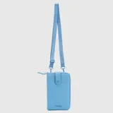Billetera tipo bandolera de color celeste, con cierre perimetral, solapa frontal con broche a presión y correa larga ajustable con el logo de la marca estampado.