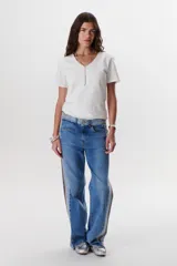 Jean de corte recto y tiro medio, confeccionado en denim con un diseño de lavado en dos tonalidades de azul y detalle de bordado lateral a contratono.