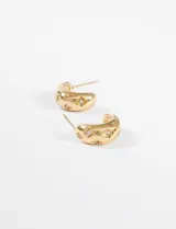 Par de aros tipo argolla de acero quirúrgico hipoalergénico color dorado, con incrustaciones de strass.