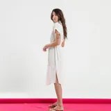 Vestido camisero midi color verde esmeralda con cinturón de la misma tela.