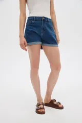 Short de jean tiro alto con bolsillos y dobladillo en las piernas.