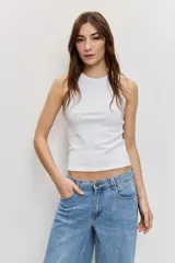 Musculosa blanca de tejido acanalado con cuello redondo y diseño ajustado.