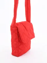 Morral pequeño de color negro con diseño acolchado y costuras en forma de rombos. Cuenta con una solapa frontal y una correa larga y gruesa con el mismo acabado acolchado.